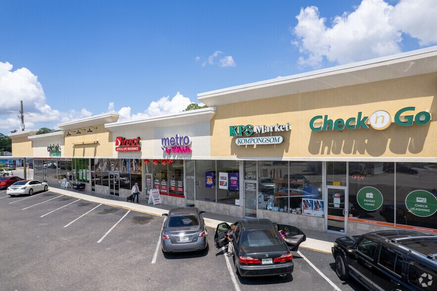 5839-5995 University Blvd W, Jacksonville, FL for lease - Building Photo - Image 2 of 8