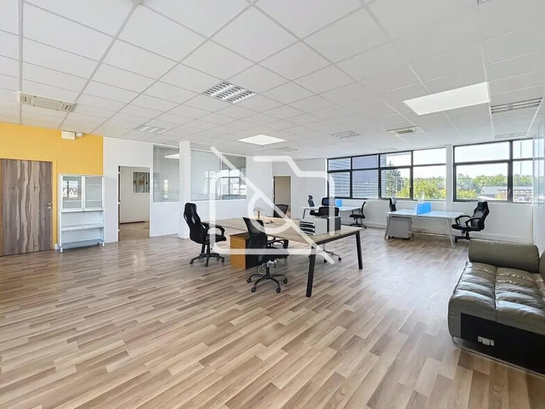 Industrial in Méré for sale - Interior Photo - Image 3 of 7