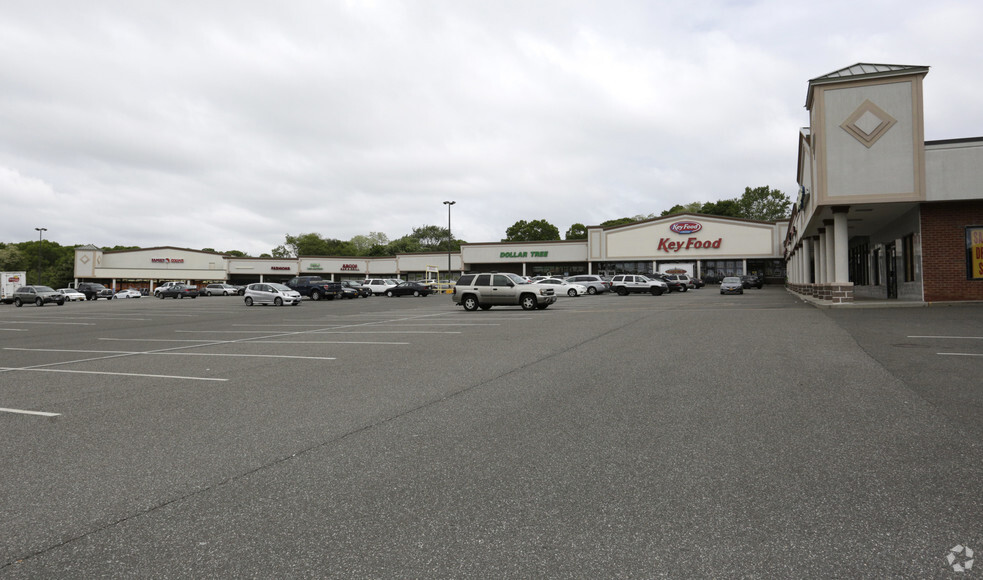 349-411 Horseblock Rd, Farmingville, NY for lease - Primary Photo - Image 1 of 15