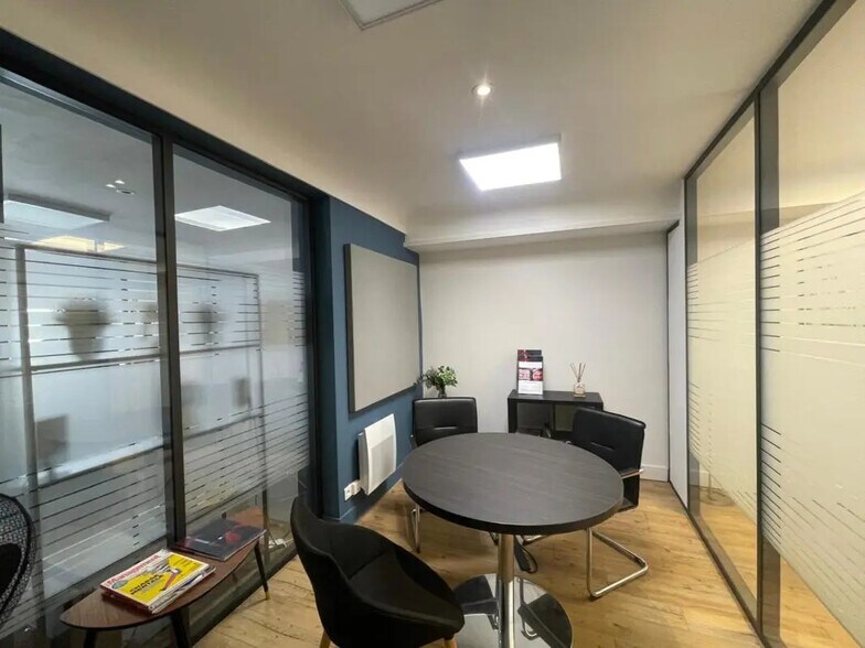 Office in Bordeaux for sale - Building Photo - Image 2 of 7