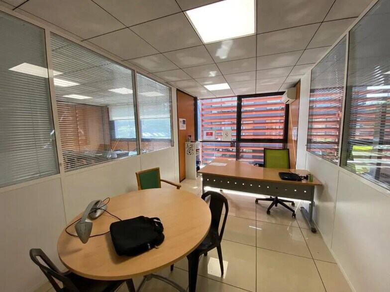 Office in Saint-Jean for lease - Building Photo - Image 3 of 22