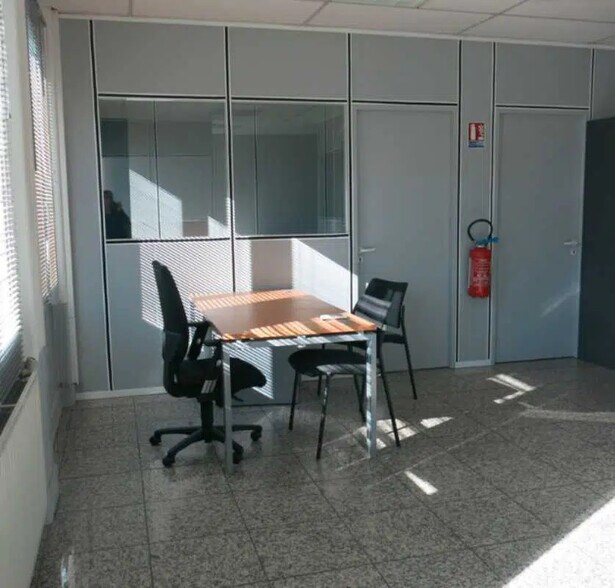 Office in Vénissieux for lease - Interior Photo - Image 3 of 3