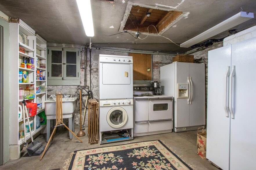 608 W 6th St, The Dalles, OR for sale - Interior Photo - Image 3 of 38