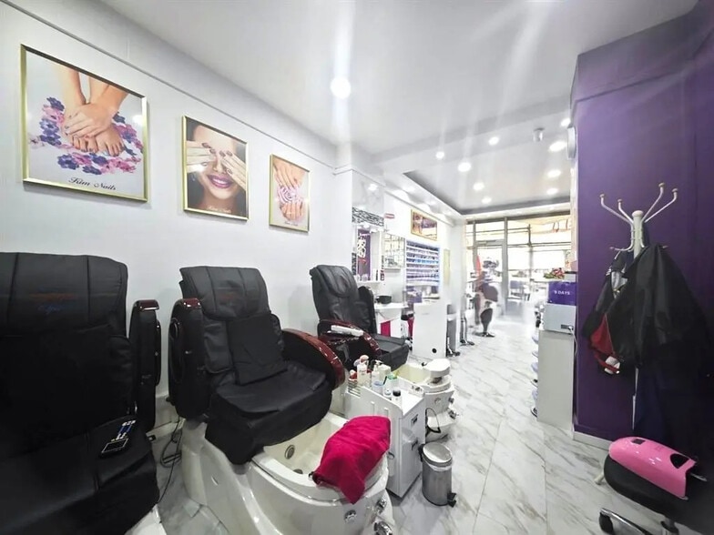 Retail in Paris for lease - Interior Photo - Image 2 of 5