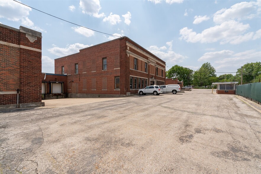 1100 E Bell St, Bloomington, IL for lease - Building Photo - Image 3 of 29