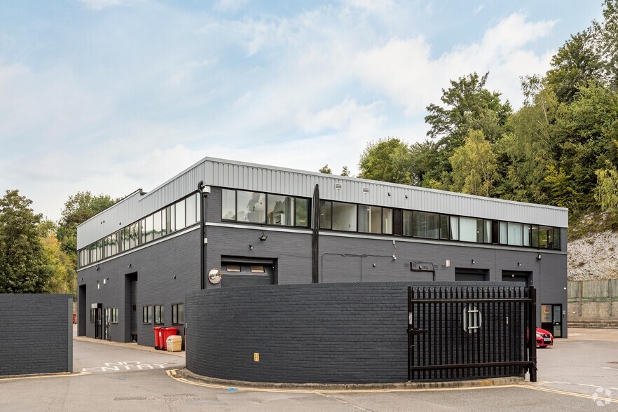 Redlands, Coulsdon for lease - Primary Photo - Image 1 of 1