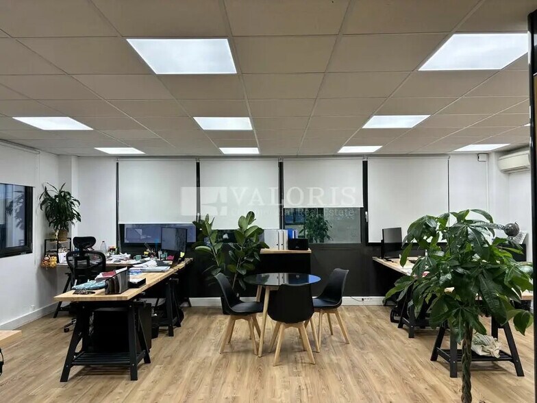 Office in Bron for lease - Interior Photo - Image 2 of 4