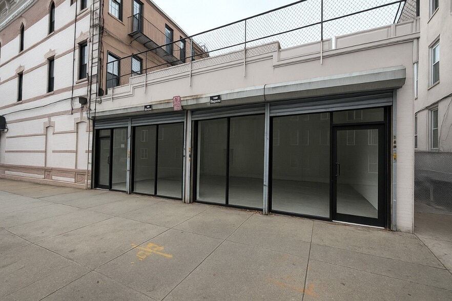 847 Knickerbocker Ave, Brooklyn, NY for lease - Building Photo - Image 1 of 8