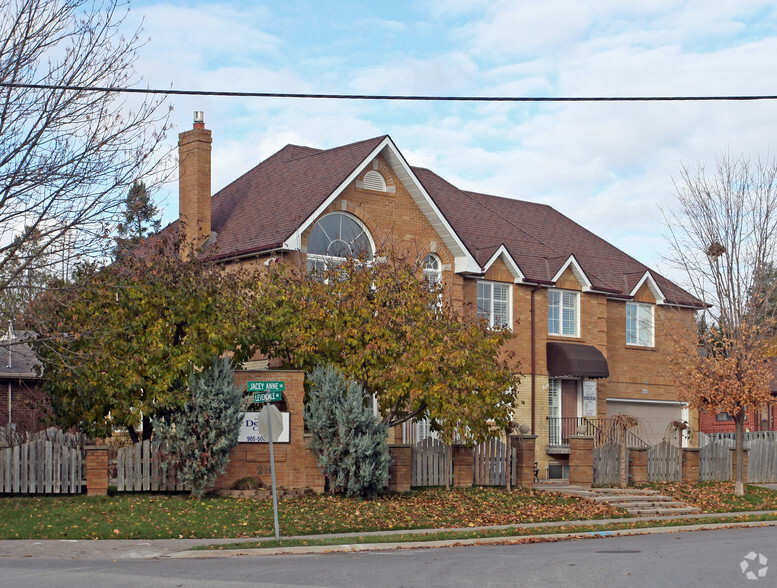 210 Jacey Anne Dr, Richmond Hill, ON for sale - Building Photo - Image 2 of 12