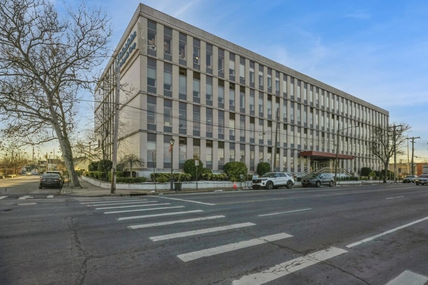 444 Merrick Rd, Lynbrook, NY for lease - Building Photo - Image 3 of 6