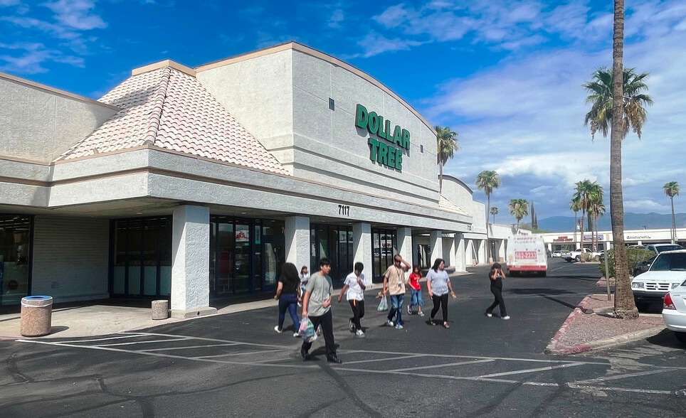 Desert Square portfolio of 3 properties for sale on LoopNet.com - Building Photo - Image 3 of 5