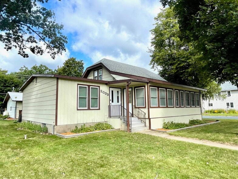 2003 Broadway St S, Menomonie, WI for sale - Primary Photo - Image 1 of 28