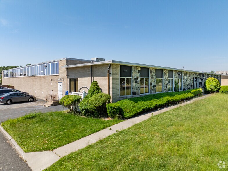 135 Oser Ave, Hauppauge, NY for sale - Primary Photo - Image 1 of 1