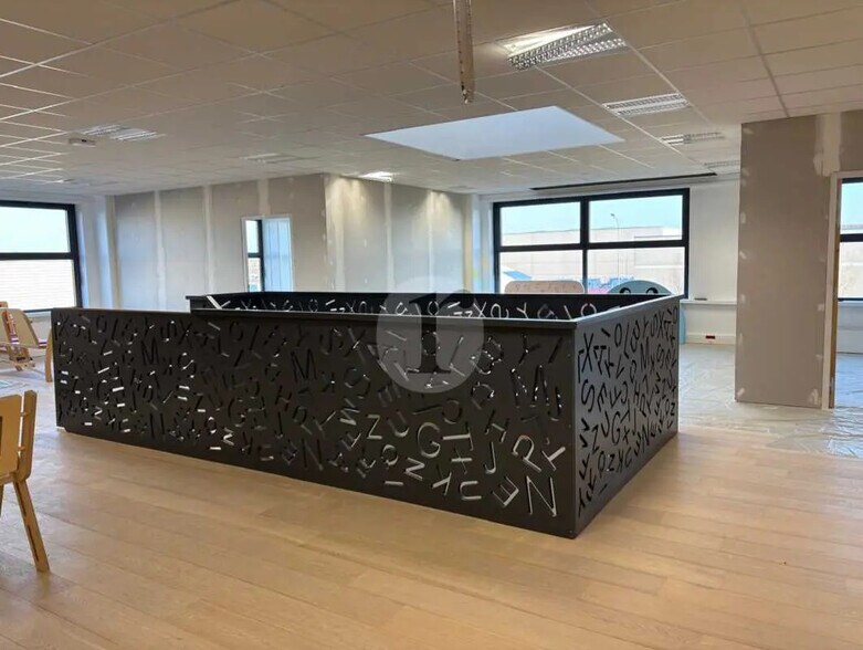 Office in Pérenchies for lease - Interior Photo - Image 3 of 9