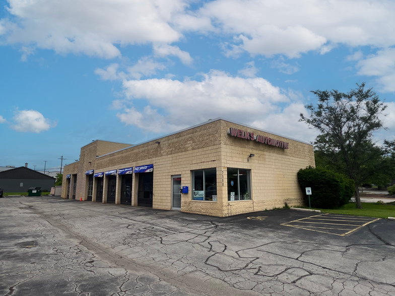 7500 W Layton Ave, Milwaukee, WI for lease - Building Photo - Image 1 of 3