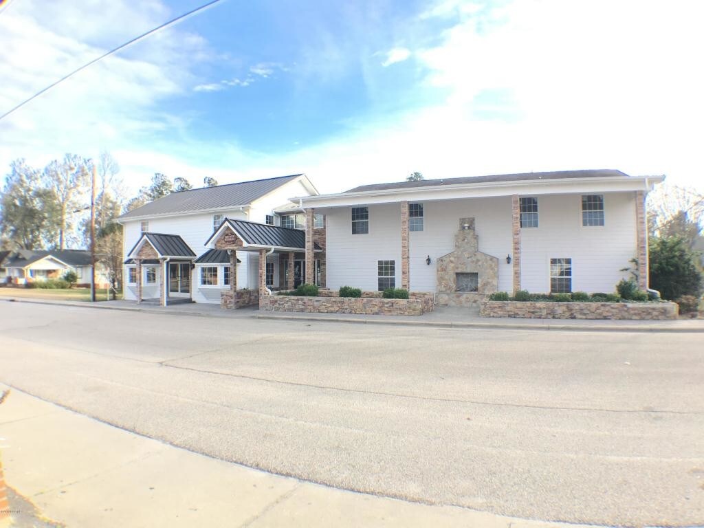 102 Live Oak St, Tabor City, NC 28463