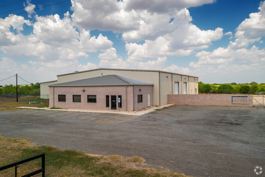 1391 County Road 429, Pleasanton, TX for sale - Primary Photo - Image 1 of 21