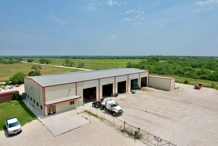 239 Oil Rd, Pleasanton, TX for sale - Building Photo - Image 1 of 1