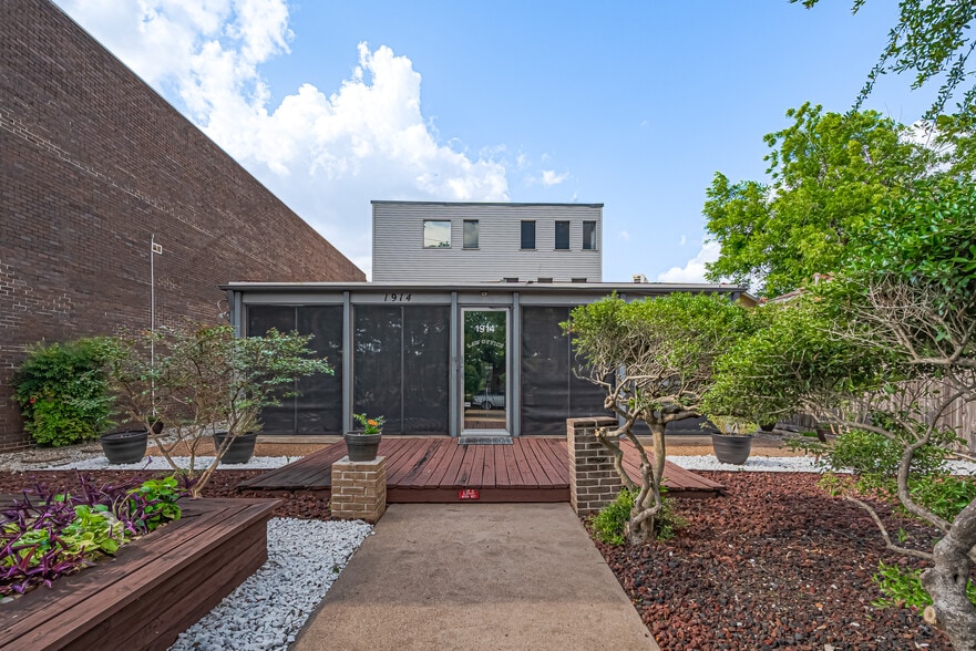 1914 N Memorial Way, Houston, TX for lease - Building Photo - Image 1 of 15