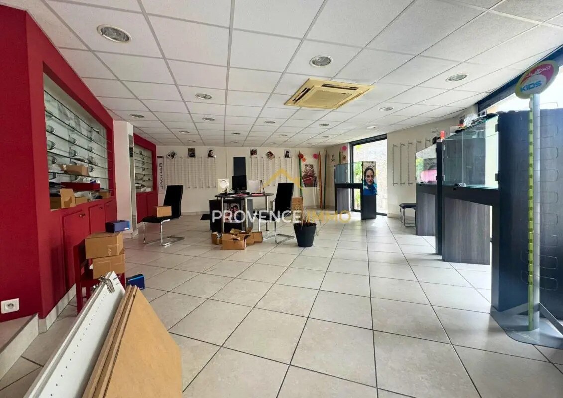 Retail in Lançon-Provence for lease Building Photo- Image 1 of 4