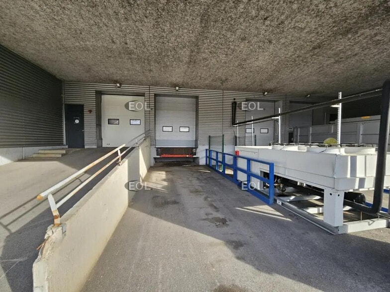 Flex in Ivry-sur-Seine for lease - Building Photo - Image 3 of 12