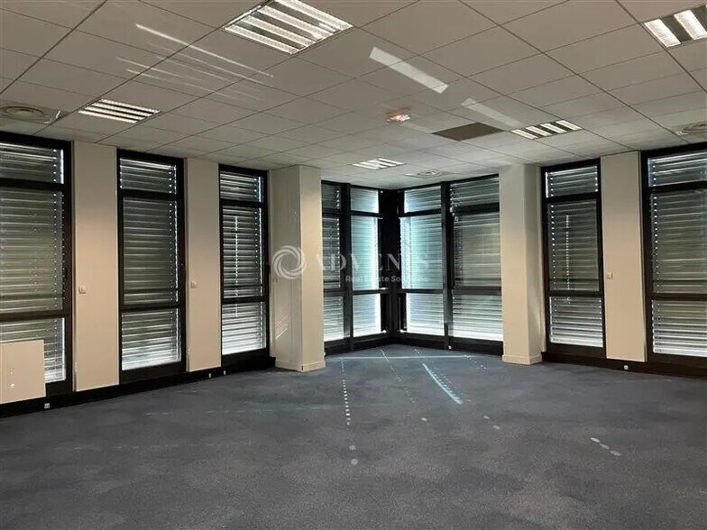 Office in Élancourt for lease - Interior Photo - Image 2 of 5