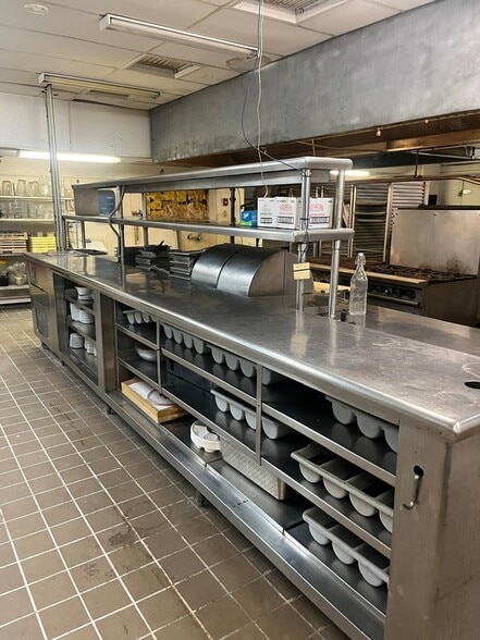 5805 W Kellogg Dr, Wichita, KS for lease - Interior Photo - Image 3 of 20