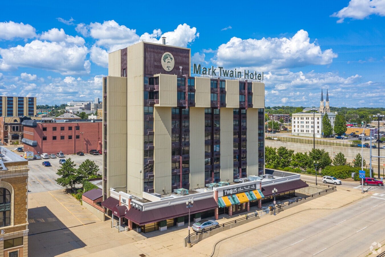 225 NE Adams St, Peoria, IL 61602 Mark Twain Hotel