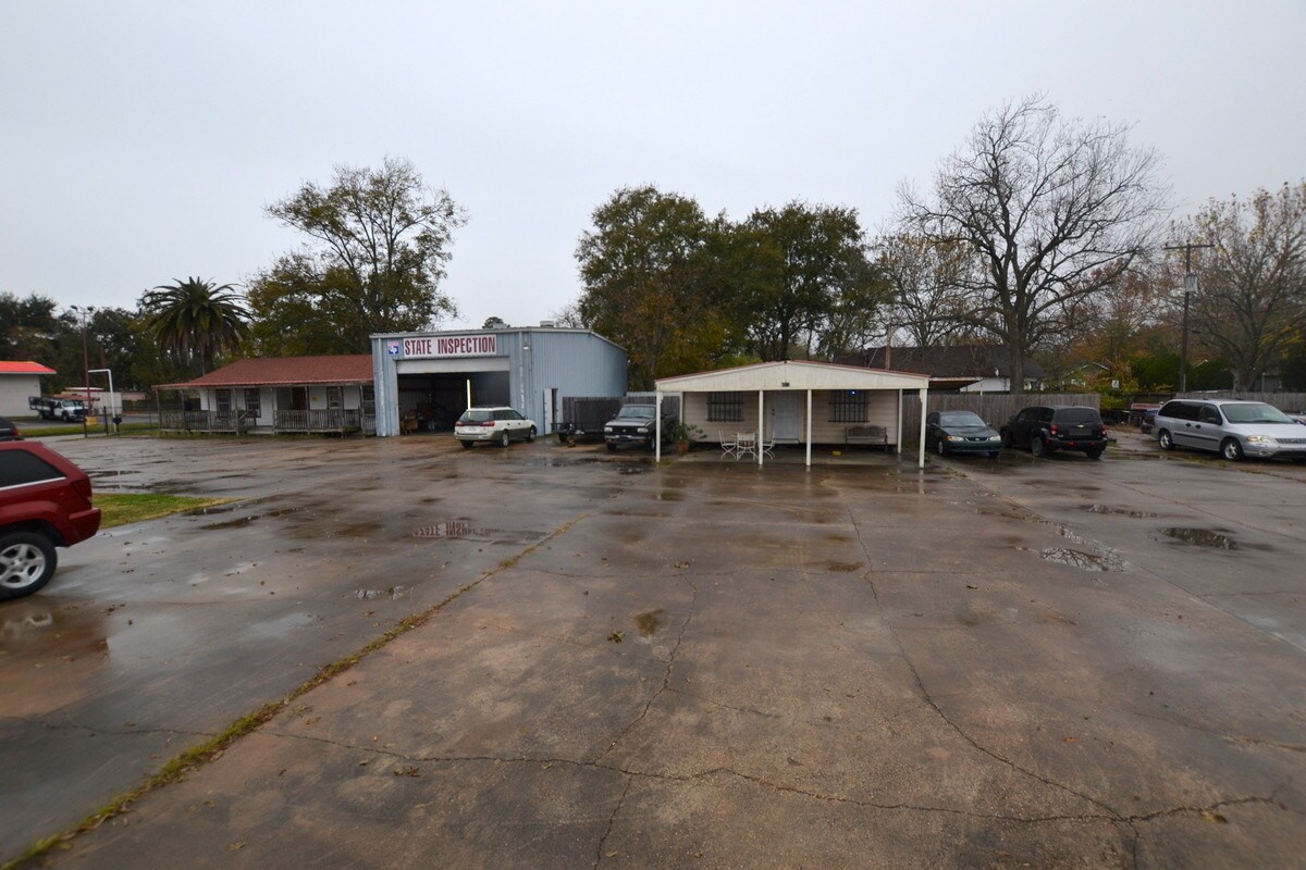 805 N Alexander Dr, Baytown, TX 77520