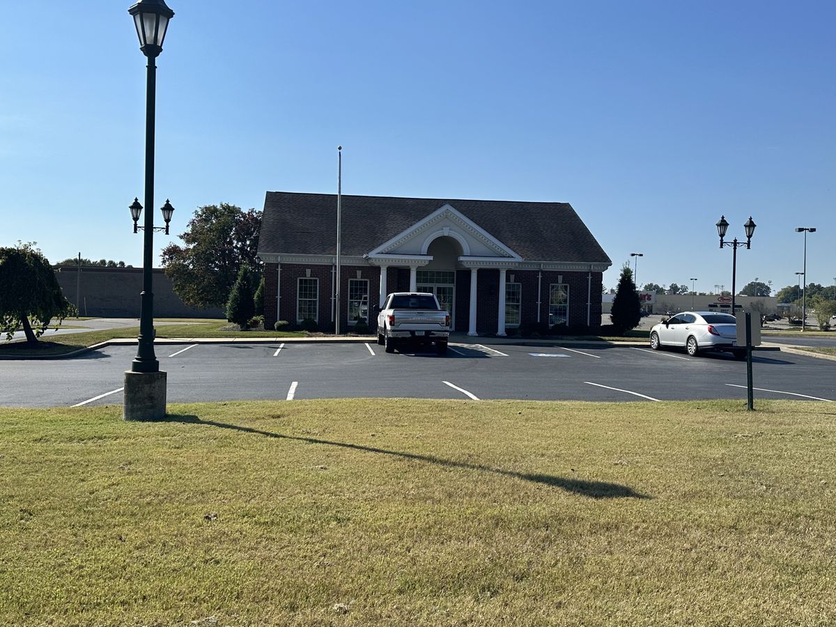 2610 Zion Rd, Henderson, KY 42420 Former Bank Branch