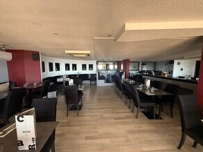 Retail in Marseille for lease Interior Photo- Image 2 of 9