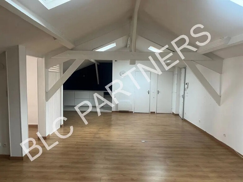 Office in Paris for lease - Interior Photo - Image 3 of 8