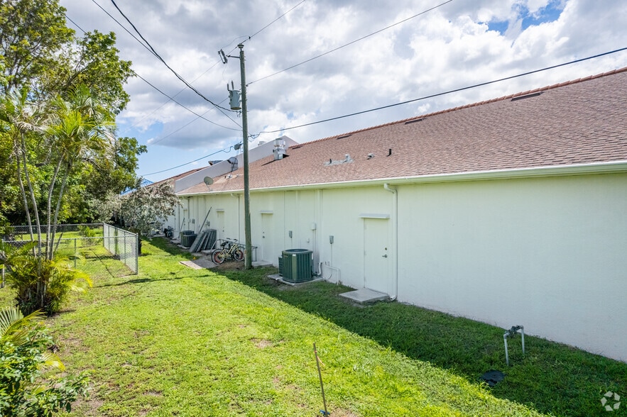 311 Del Prado Blvd, Cape Coral, FL for lease - Building Photo - Image 2 of 7