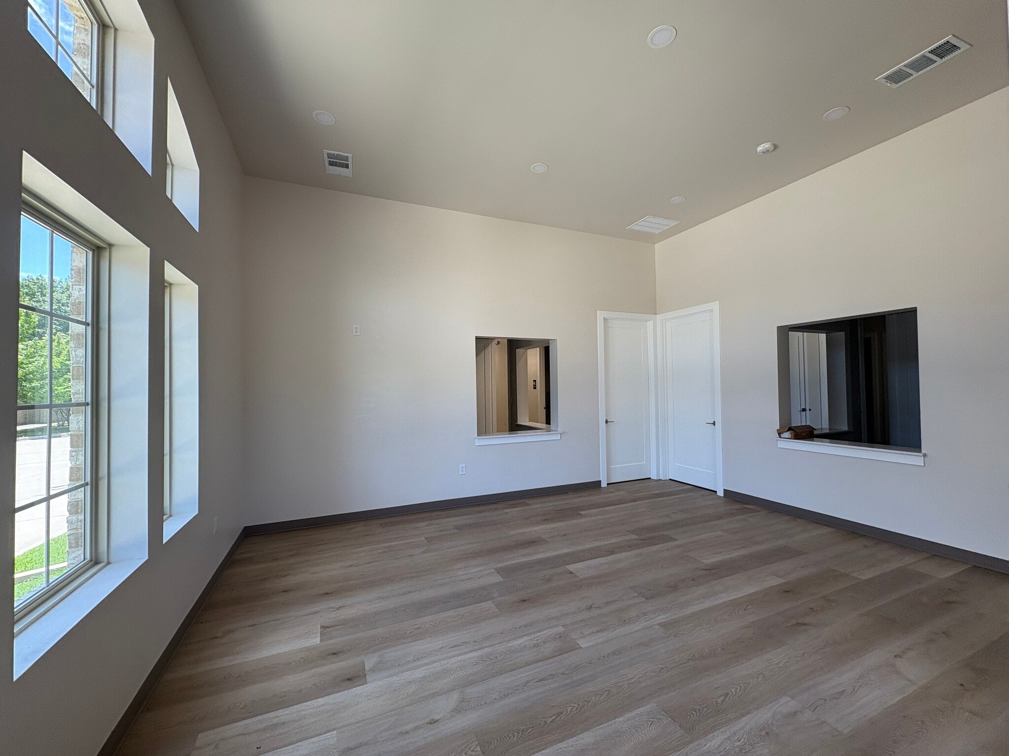 528 E Pleasant Run Rd, DeSoto, TX for lease Interior Photo- Image 1 of 7