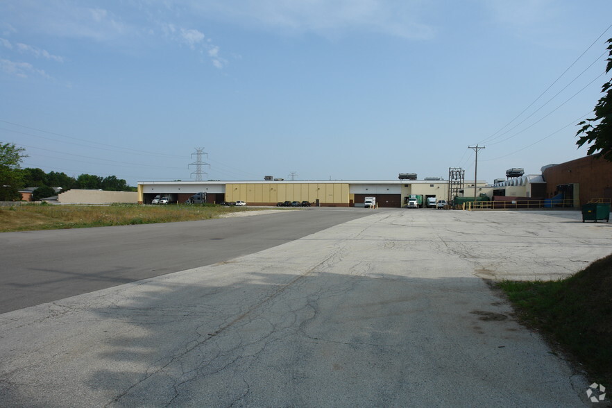 11100 W Cleveland Ave, West Allis, WI for lease - Building Photo - Image 2 of 5