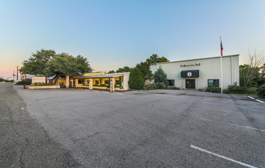 12703 W Highway 71, Bee Cave, TX for lease - Building Photo - Image 1 of 7