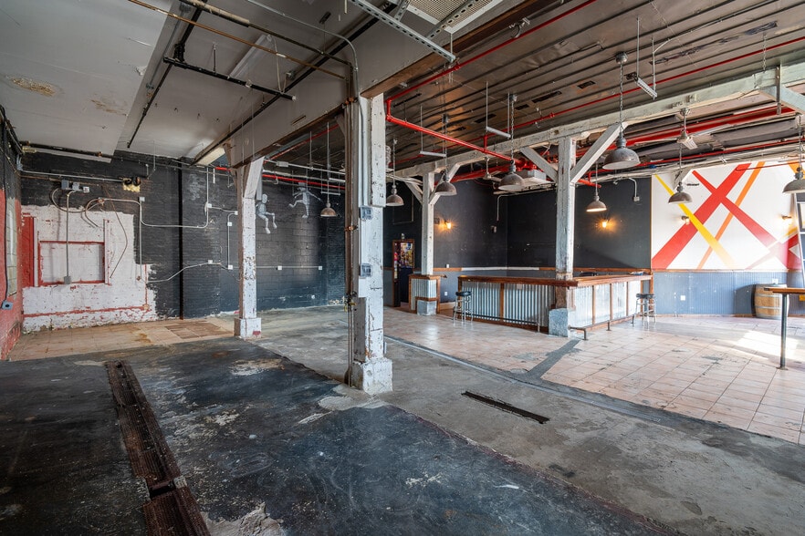 300 Richardson St, Brooklyn, NY for lease - Interior Photo - Image 2 of 9