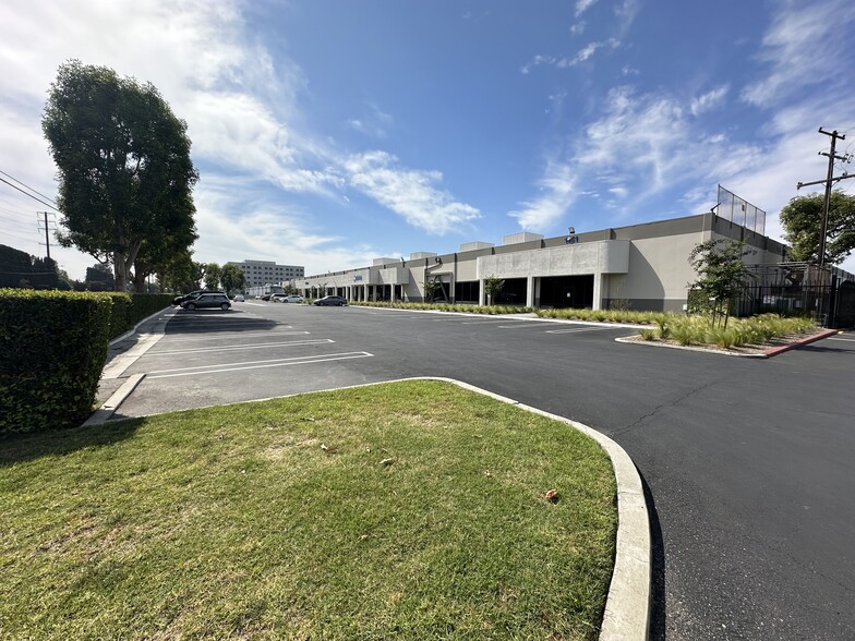 1051-1055 S East St, Anaheim, CA for lease - Building Photo - Image 1 of 23