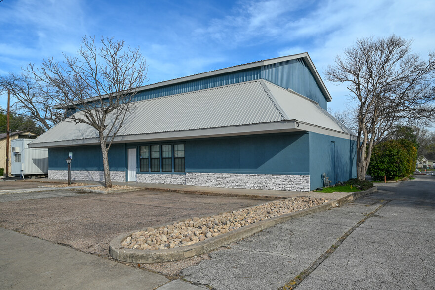 5611 Adams Ave, Austin, TX for lease - Building Photo - Image 1 of 8