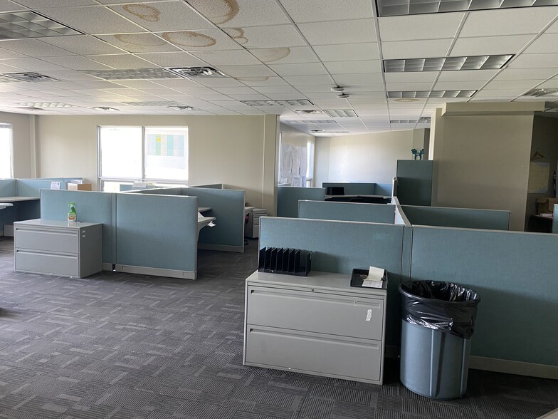 301 Croft Dr, Windsor, ON for lease - Building Photo - Image 2 of 9