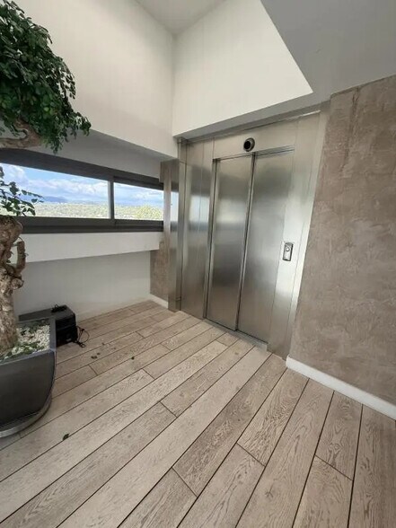 Office in Fréjus for lease - Building Photo - Image 2 of 10