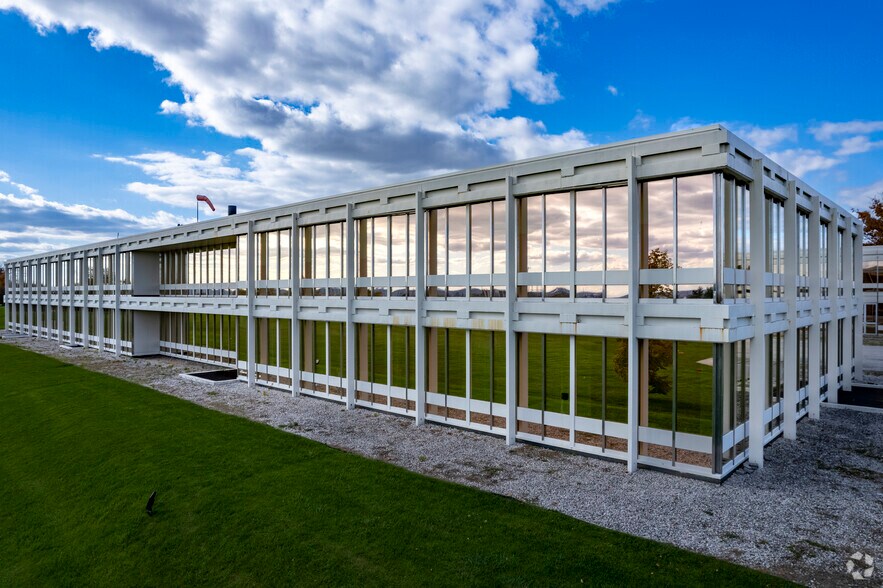 1375 Kerns Rd, Burlington, ON for lease - Building Photo - Image 1 of 6