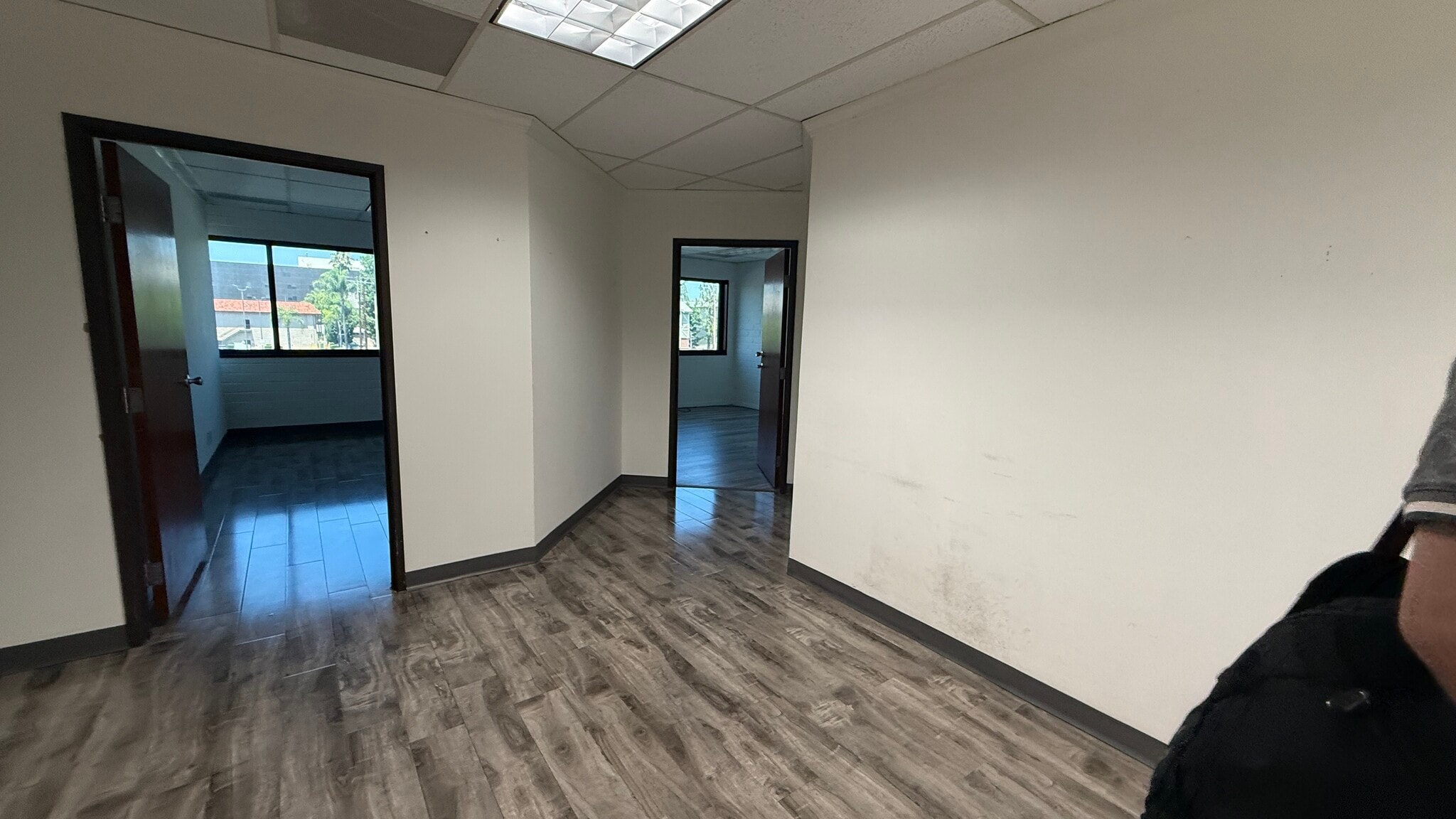 18345 Ventura Blvd, Tarzana, CA for lease Interior Photo- Image 1 of 5