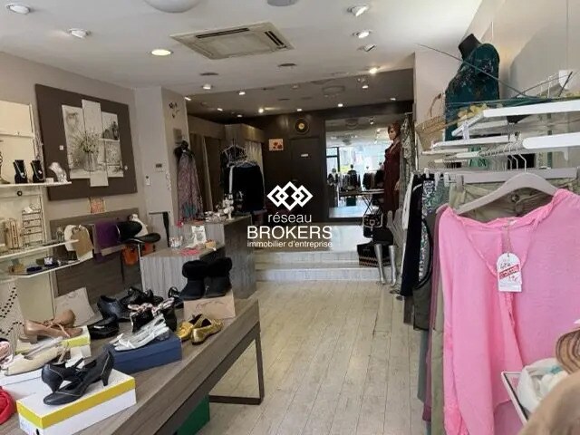 Retail in Pertuis for lease - Building Photo - Image 3 of 4