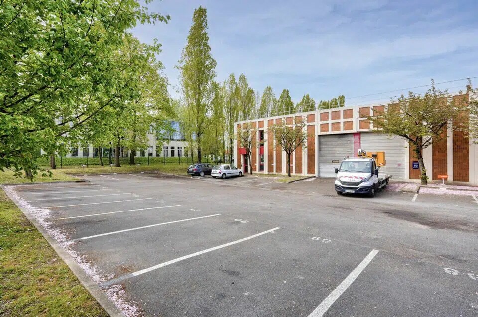 Flex in Éragny for lease Building Photo- Image 1 of 8