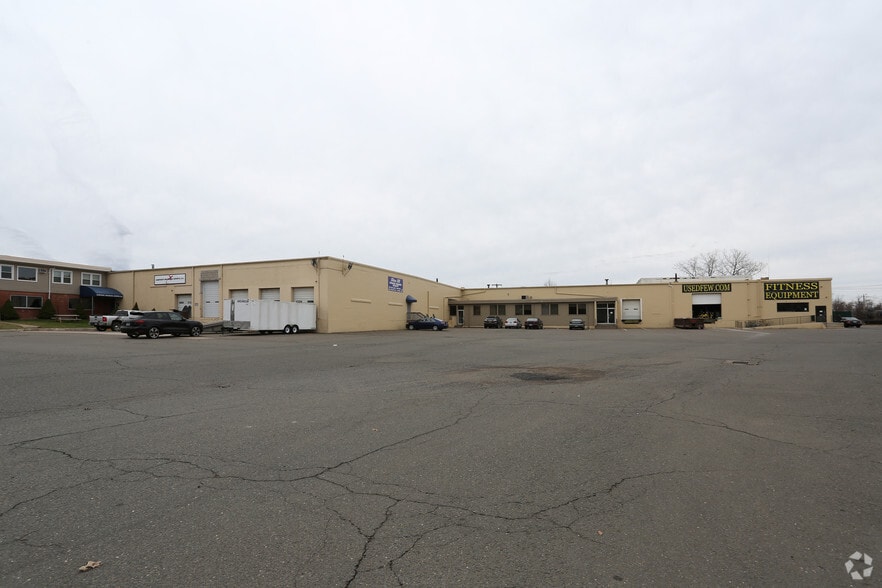222 Universal Dr, North Haven, CT for lease - Building Photo - Image 2 of 11