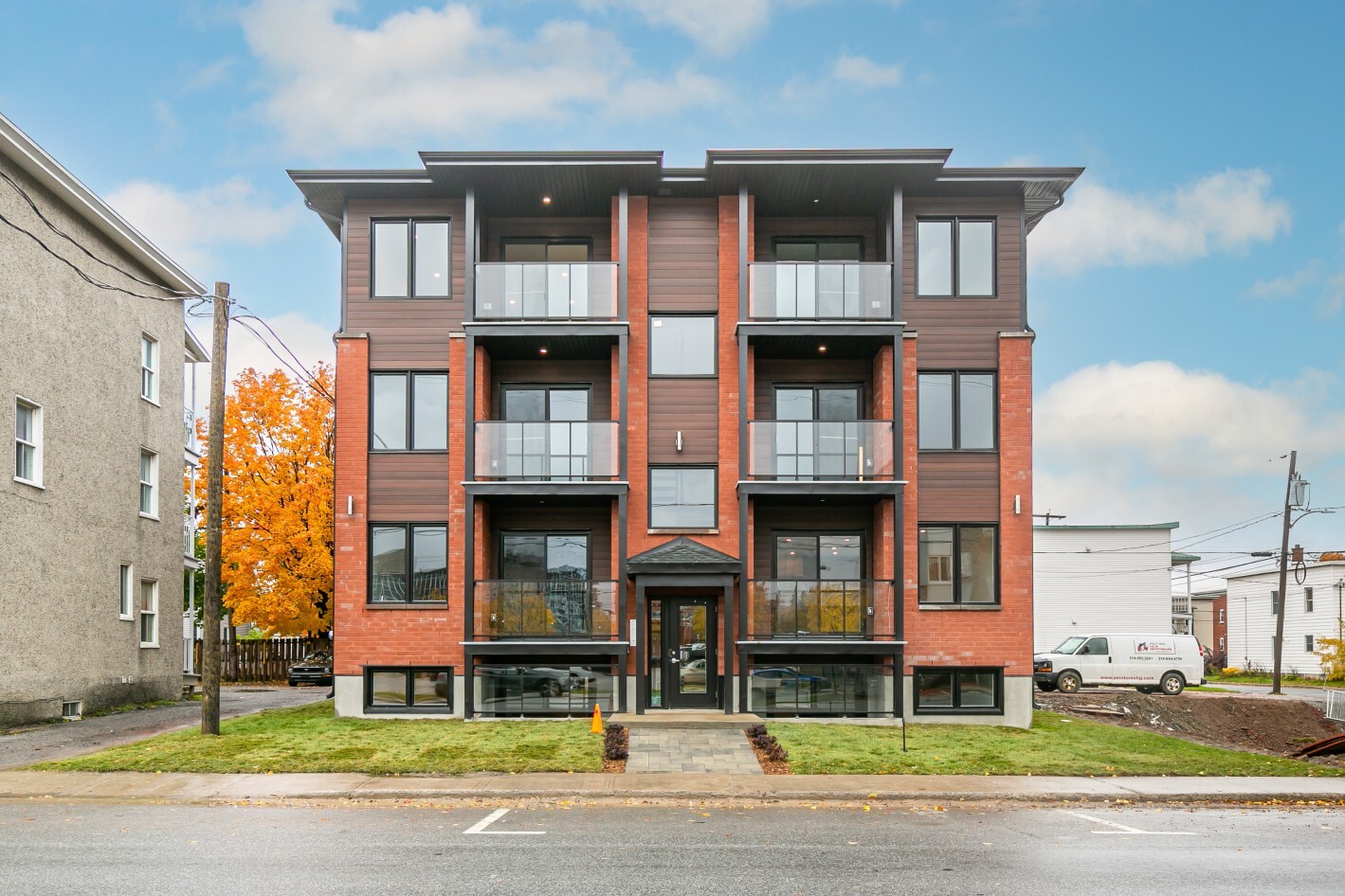 2416 Rue Dessaulles, Sainthyacinthe, QC J2S 2V1