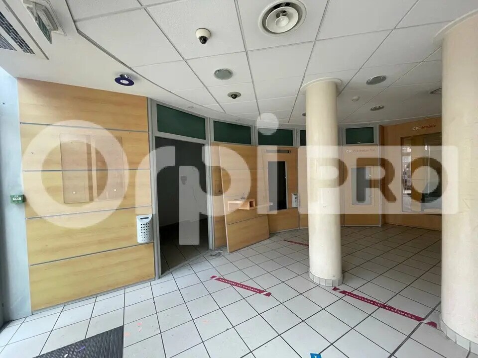 Retail in Villefranche-sur-Saône for lease Interior Photo- Image 1 of 6