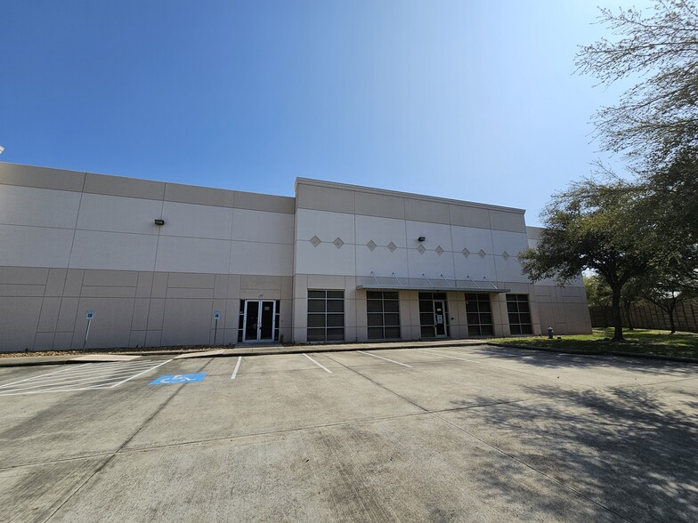 10215 S Sam Houston Pky W, Houston, TX for lease - Building Photo - Image 3 of 11