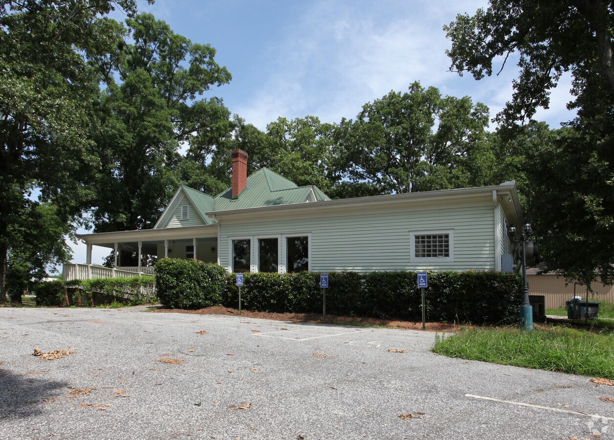 1235 Athens St, Jefferson, GA 30549